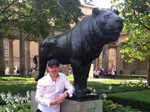 Dietmar Wunder, Synchronstimme von James Bond, spricht den Text zu August Gaul, neben dessen Löwen er hier steht