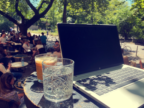 Laptop im Cafe