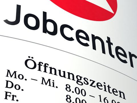 Schild „Jobcenter“ mit Öffnungszeiten