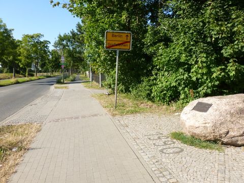 Zoom: Gedenkstein an die „gewaltlose Öffnung der Grenzanlagen“ zwischen Großziethen und Berlin-Buckow