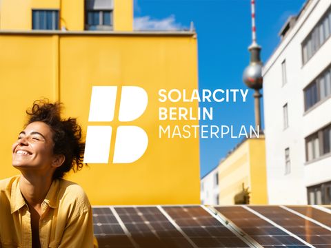 Frau auf Dach lächelt, hinter ihr die Stadt Berlin im Sonnenaufgang KI generiertes Bild