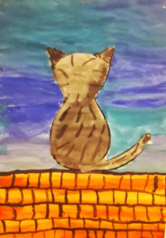 Eine braun getigerte Katze in Rückansicht auf einer backsteinmauer