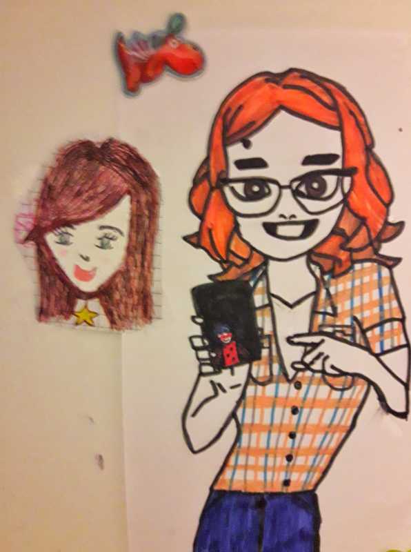 Die schwarz konturierte Zeichnung zeigt eine Jugendliche mit roten Haaren, Brille und einem Handy in de rrechten Hand. Mit der linken Hand zeigt sie auf das Handy. Sie lächelt frech, trägt eine orange karierte Bluse und blaue Jeans. Daneben noch ein Frauenkopf mit Sternen-Halsjkette