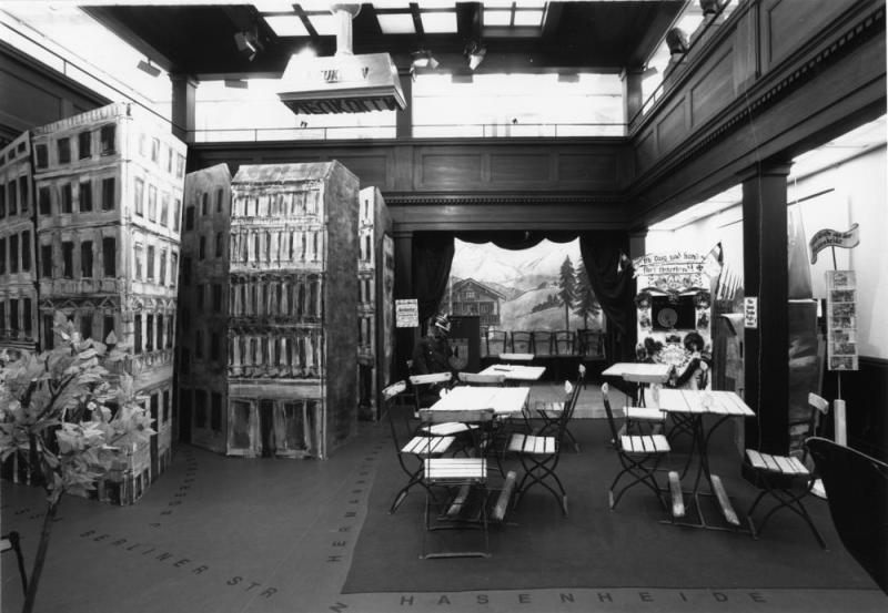 Holzvertäfelte Galerie des Museums Neukölln mit Teilen der Ausstellung "Experiment Museum", 1987