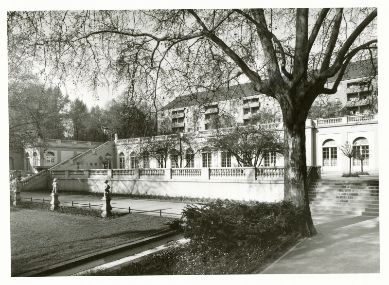Schwarz-weiß-Ansicht der Galerie im Körnerpark mit seinen hohen Arkadenfenstern und entlaubten Bäumen.