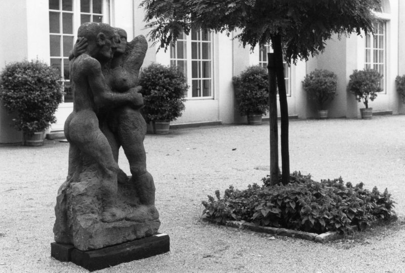 Vor der Galerie im Körnerpark Skultur von Werner Stötzer: Stehender, nackter Mann und nackte Frau umarmen sich.