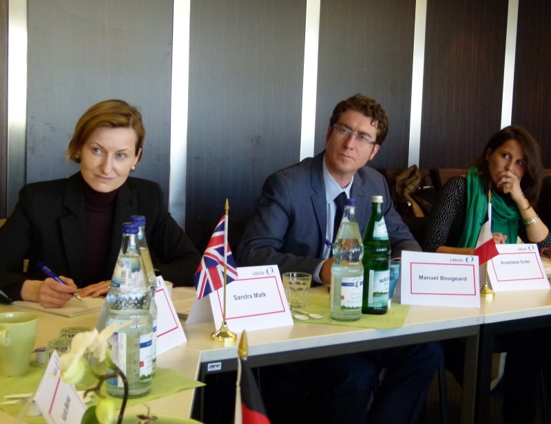 Sandra Matk, Referentin für Arbeit und Soziales, Britische Botschaft; Manuel Bougeard, Botschaftsrat für Sozialpolitik, Französische Botschaft; Anastasie Dutel, Referentin für Sozialpolitik, Französische Botschaft (von links nach rechts)