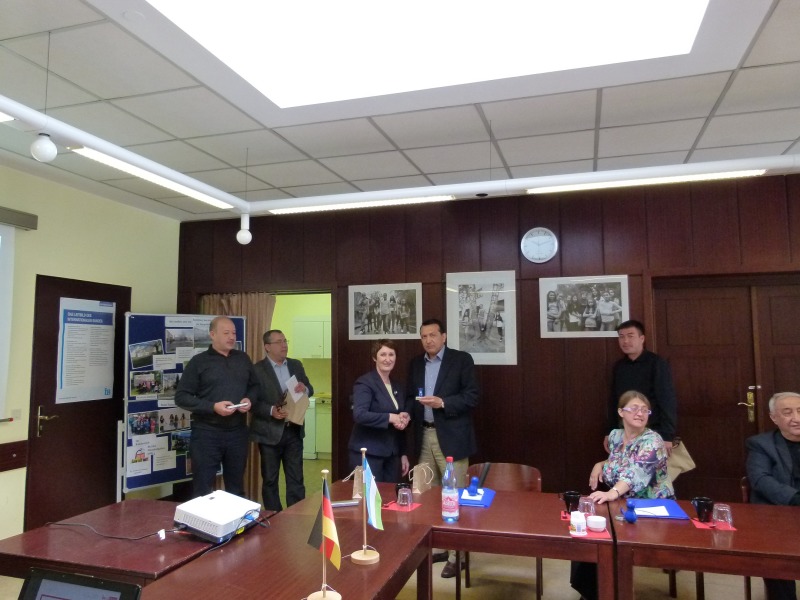Übergabe der Gastgeschenke: S.E. Botschafter Dr. Durbek Amanov und Nelli Stanko, LAGeSo, Internationale Kontakte;