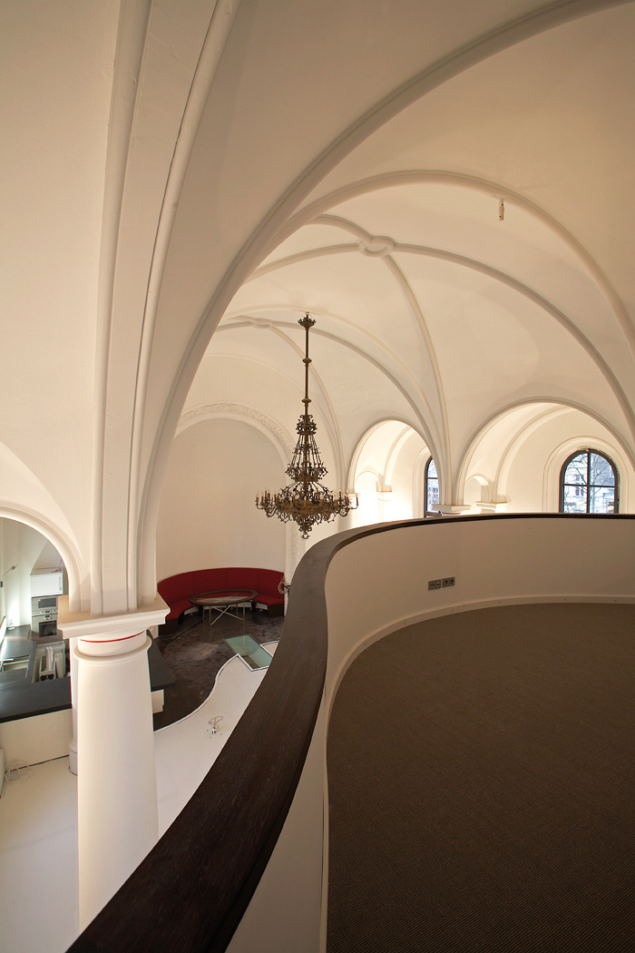 Blick von der Galerie in das ehem. Hauptschiff, 2009: Innenarchitektur und Leuchter erhalten