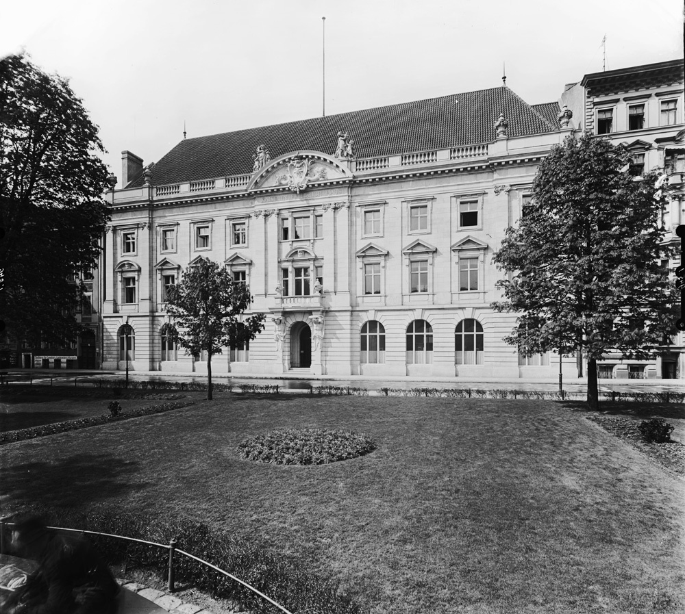 Kaiserin-Friedrich-Haus - Straßenfassade, 1906