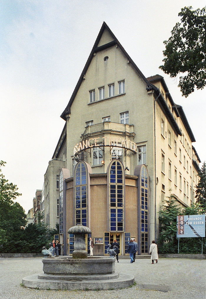 Hauptfassade an der Knesebeckstraße Ecke Hardenbergstraße, 2000