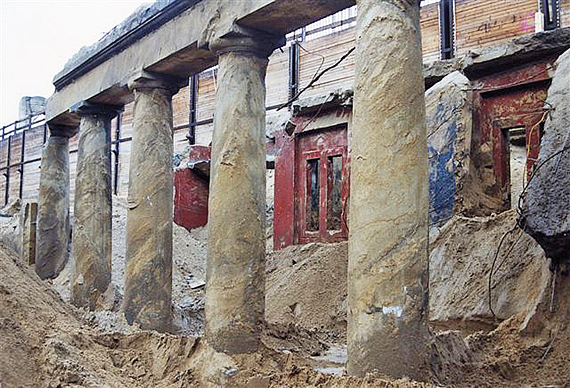 Blick in das Innere der Säulenarkade während der Freilegung, 2001