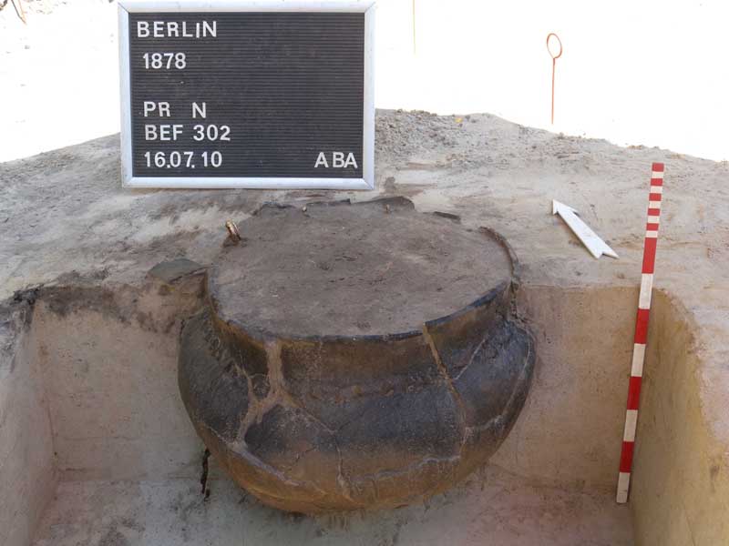 2010 Vollständig erhaltenes Vorratsgefäß der Jungbronzezeit in Fundlage