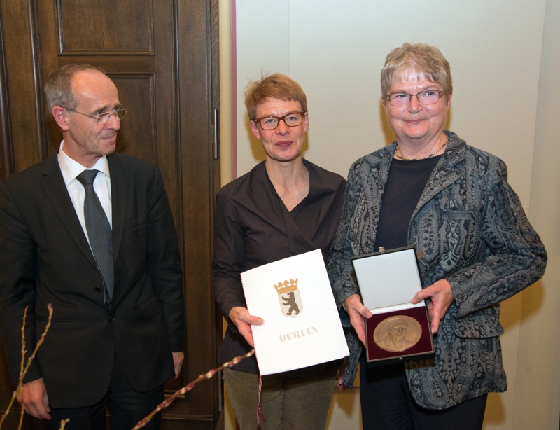 Landeskonservator Prof. Dr. Jörg Haspel, Senatsbaudirektorin Regula Lüscher, Preisträgerin Christa Hoffmann
