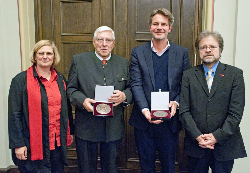 Bezirksbürgermeisterin Angelika Schöttler, Preisträger Hans Timm, Preisträger Frank Sippel und Ulrich Wiegand