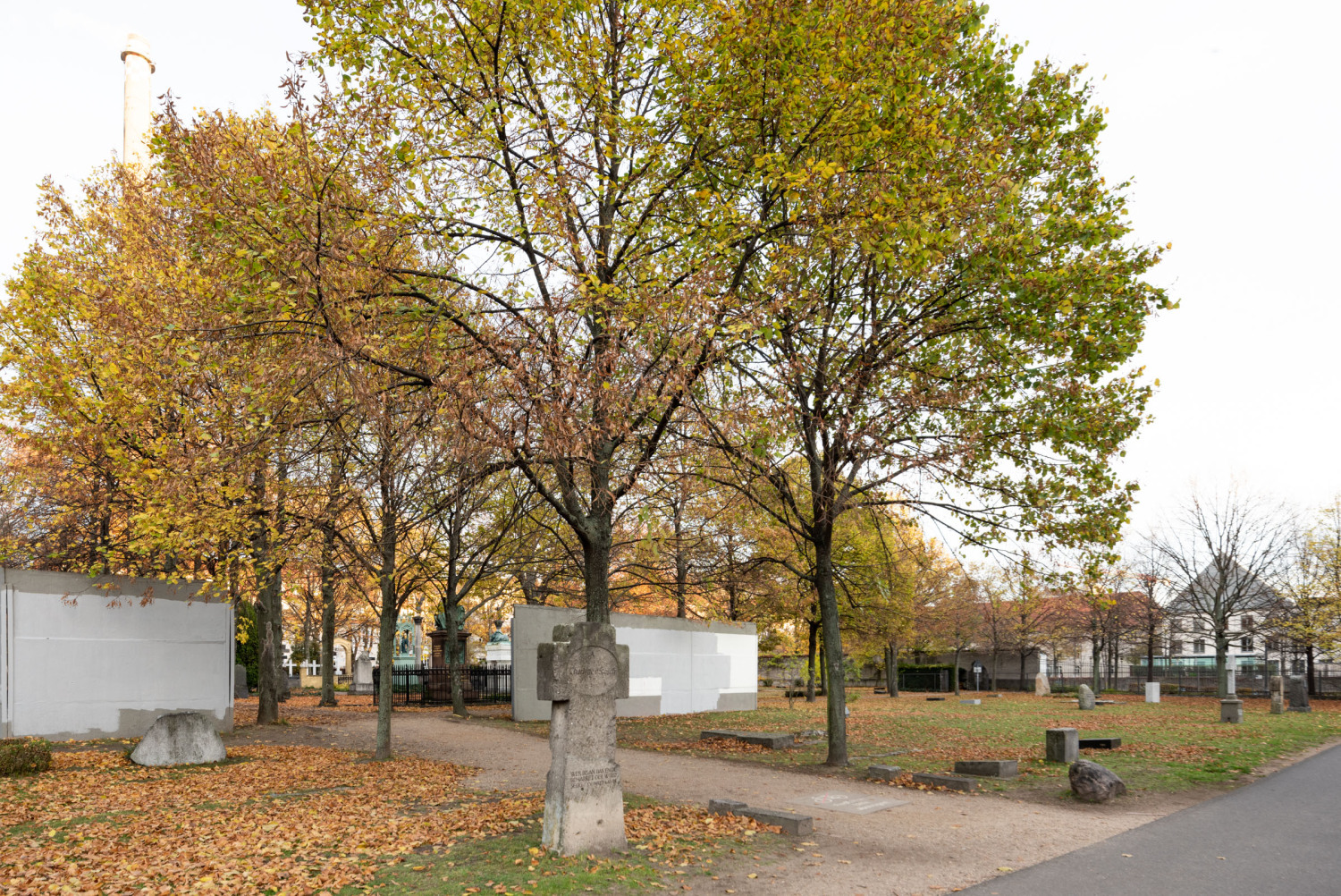 Invalidenfriedhof, Lindenallee & ehemalige Grenzmauer