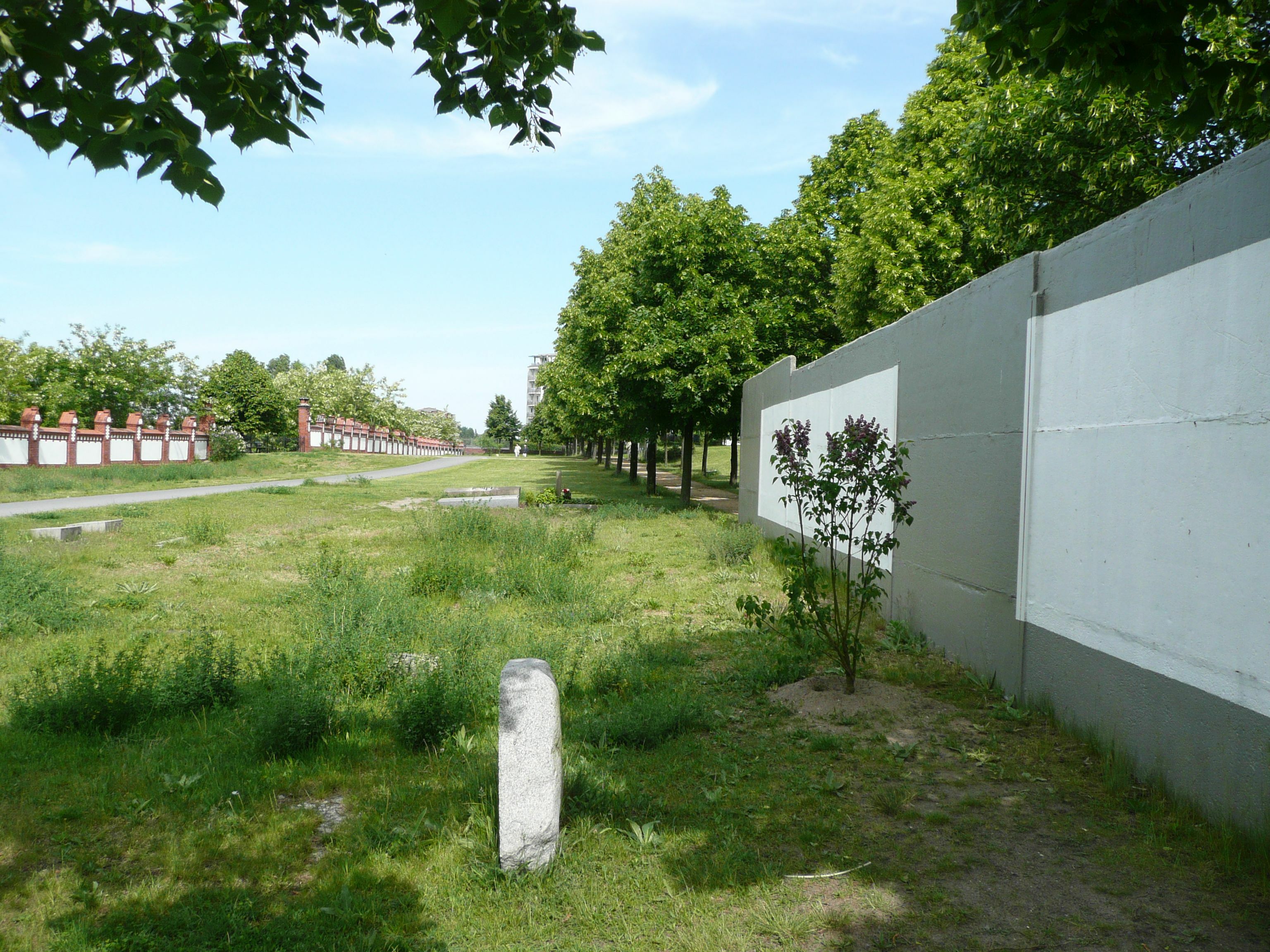 Invalidenfriedhof, Friedhofsmauer und Hinterlandmauer, dazwischen Grabfeld F im ehemaligen Todesstreifen