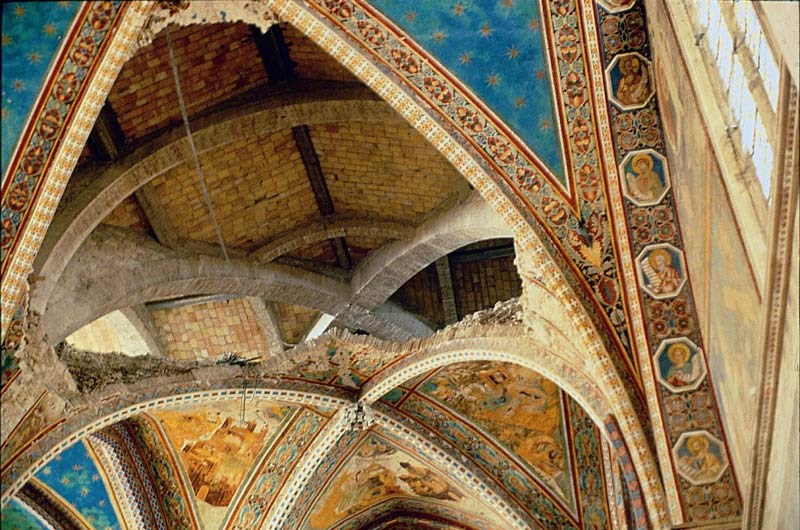 Zwei eingestürzte Gewölbekappen (Cimabue; Sternenhimmel)