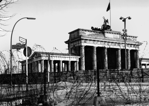 Sperrmauer vor dem Brandenburger Tor, im Vordergrund von den britischen Alliierten errichtete Stacheldrahtbarrieren zum Schutz der West-Berliner Bevölkerung, um unüberlegte Protestaktionen zu verhindern 7. Oktober 1962