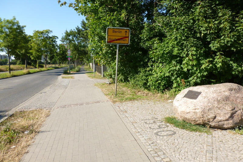 Gedenkstein an die „gewaltlose Öffnung der Grenzanlagen“ zwischen Großziethen und Berlin-Buckow