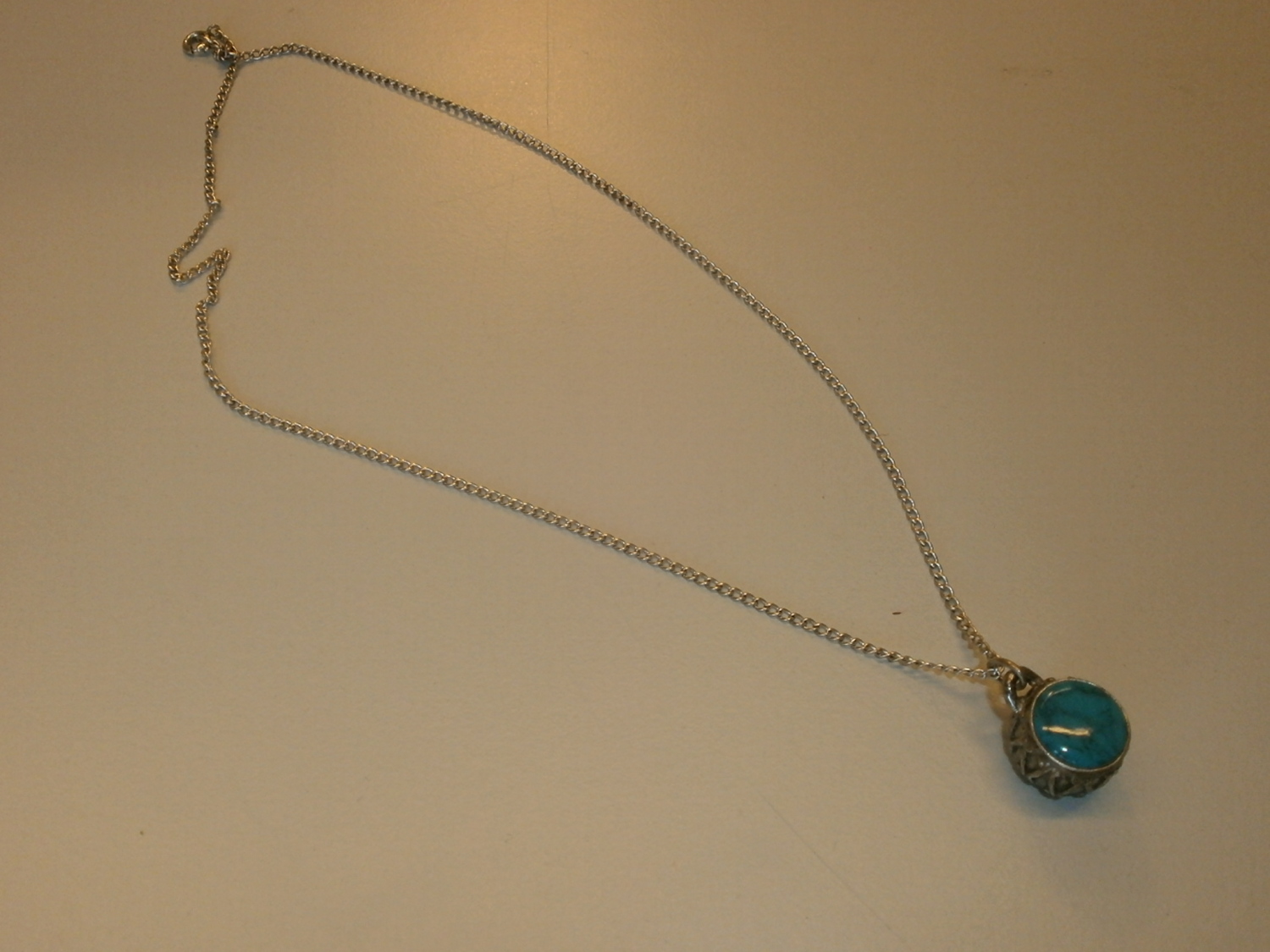 Silberfarbene Halskette mit türkisfarbenem Edelstein in Silberfassung
