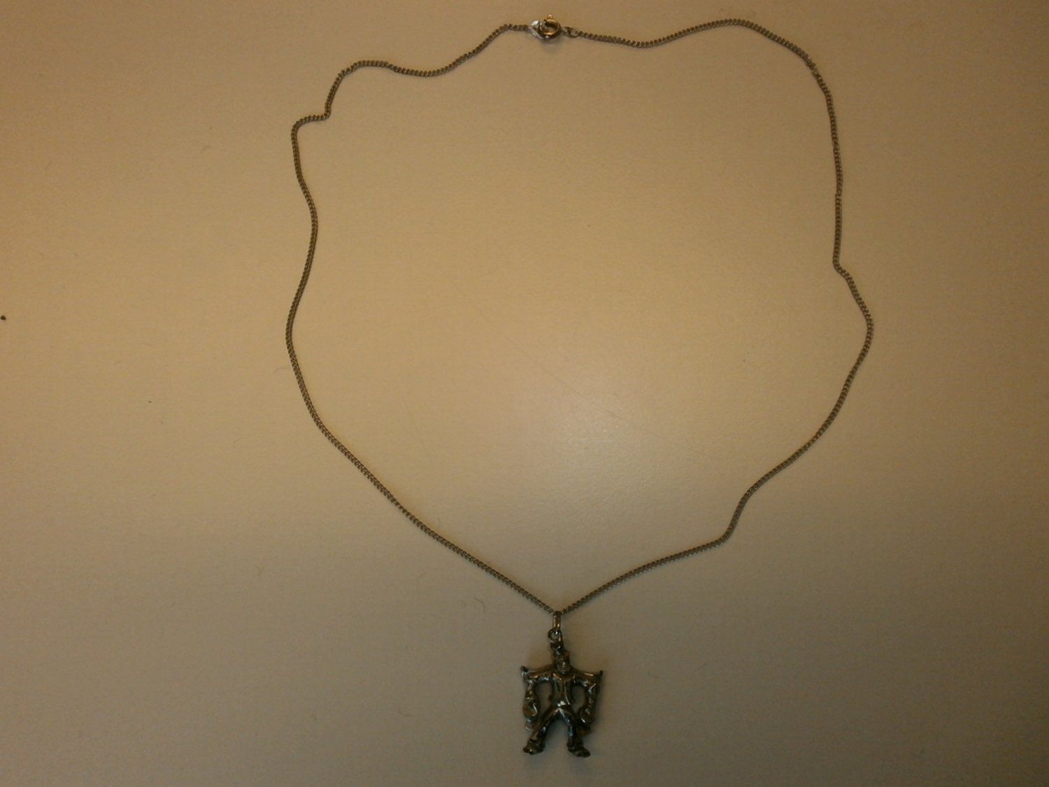 Silberne Halskette mit Figur-Anhänger