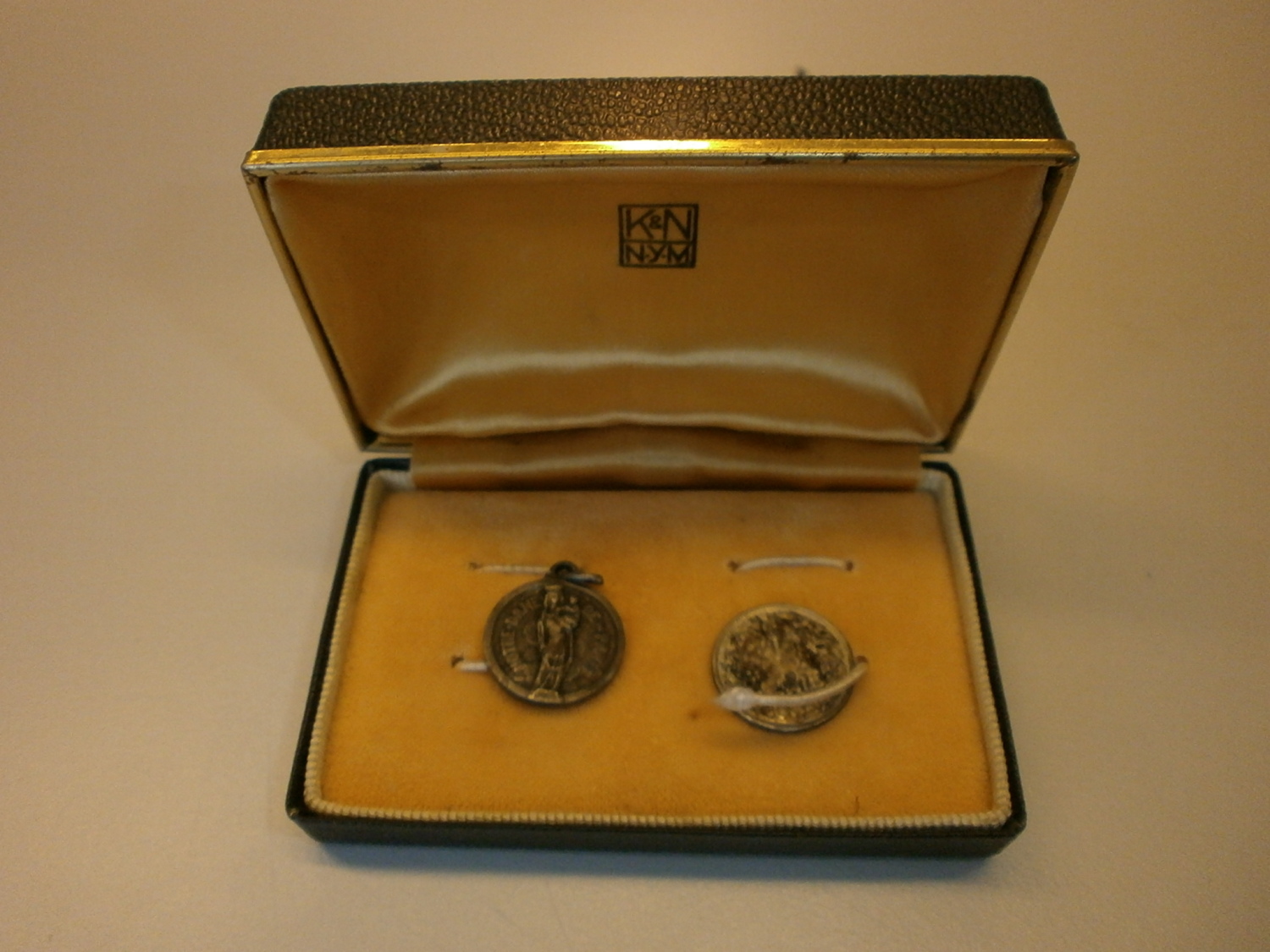 Zwei Silber-Münzen (Inhalt des schwarzen Schmuckkästchens)