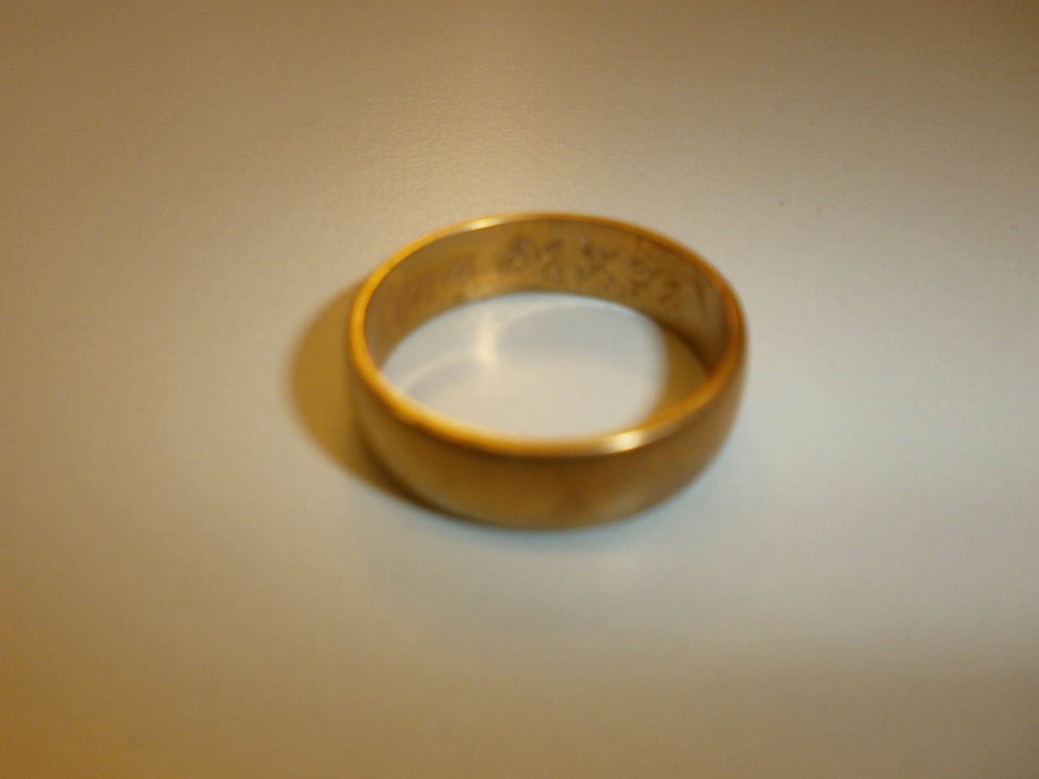 Goldener Ring mit Gravur auf der Innenseite