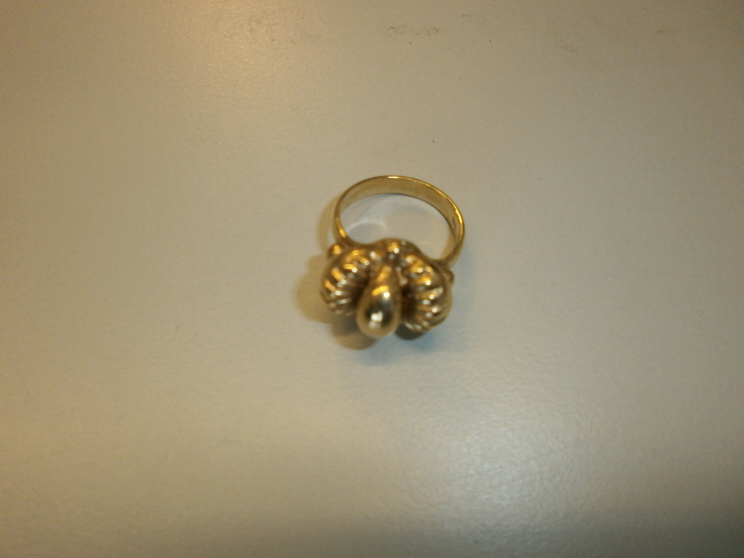 Goldener Ring mit Tropfenform oder Blüte