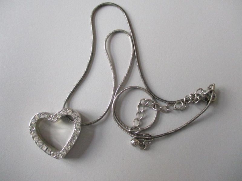 Silberne Halskette mit Herzanhänger