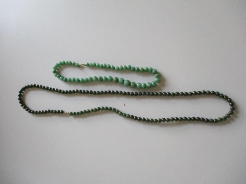 Grünes Perlenrmband und schwarze Perlenkette