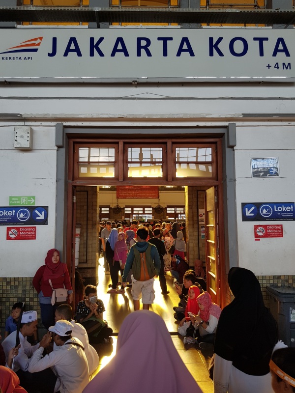 Eingang zum Bahnhof Jakarta Kota
