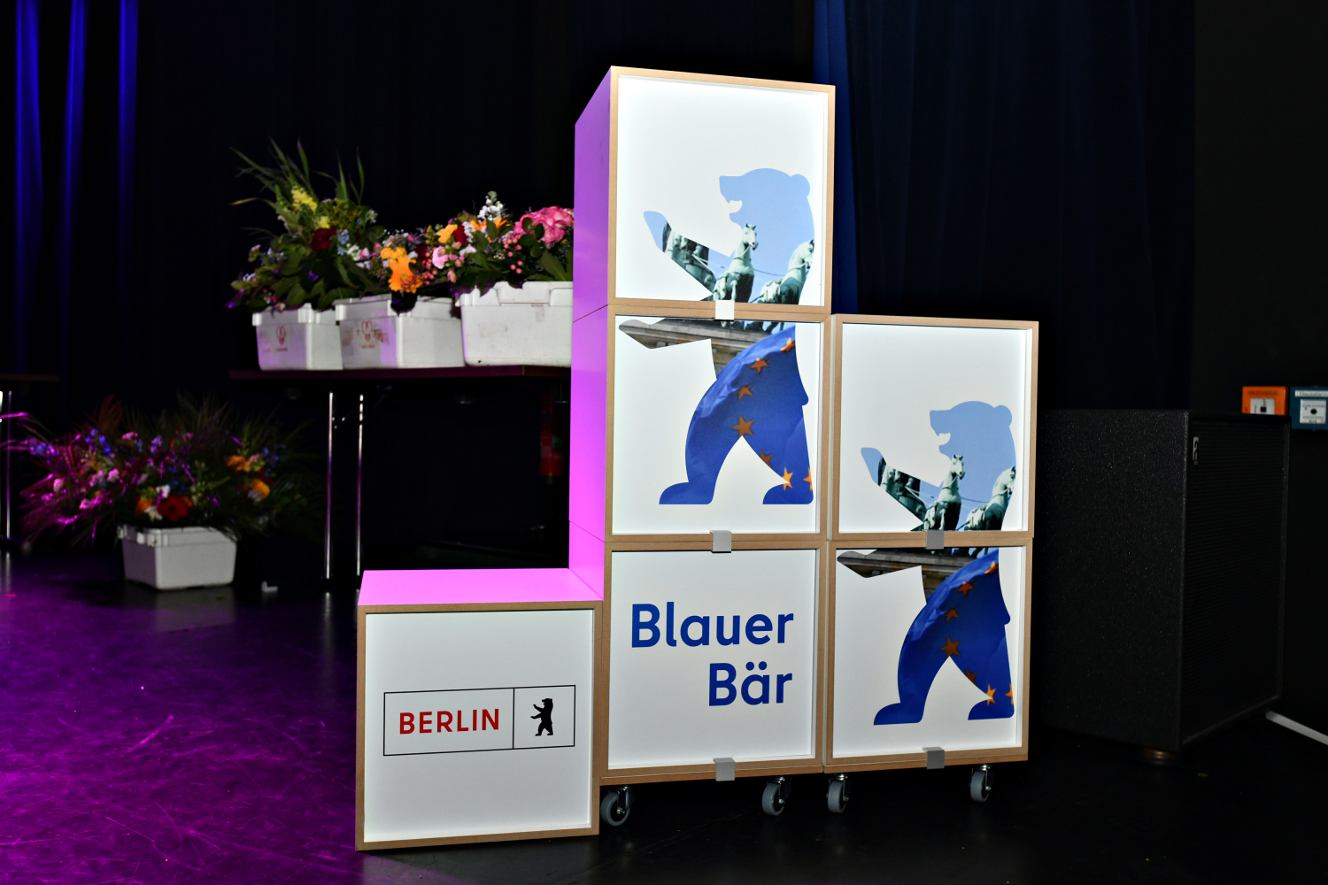 Bühnenboxen mit dem Berliner Bär