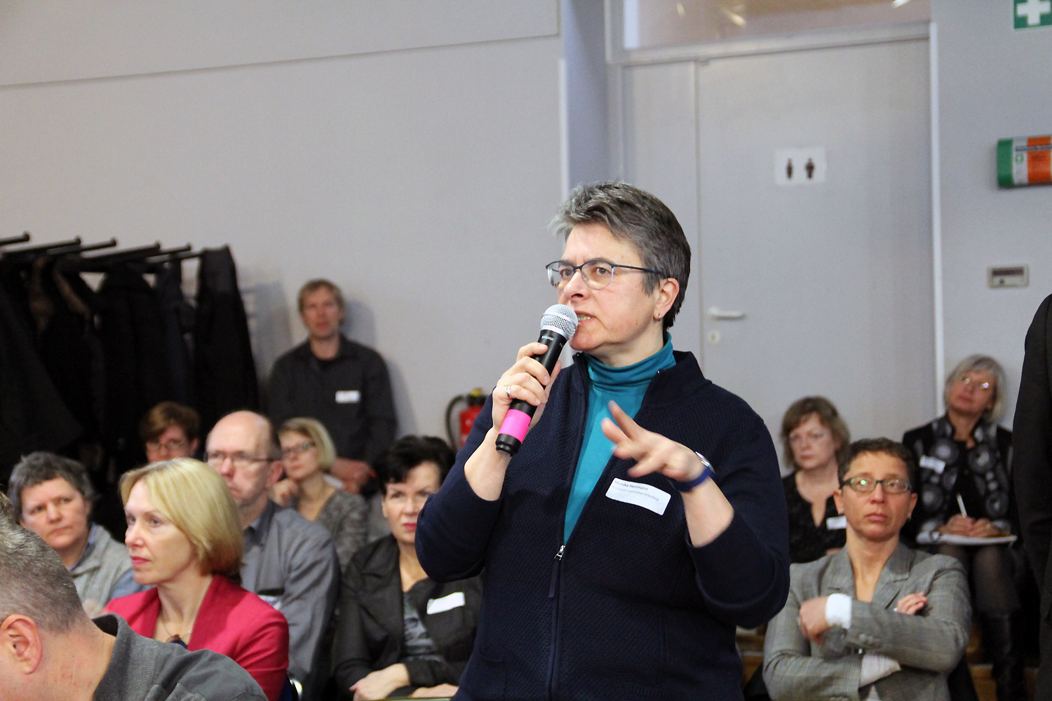 Monika Herrmann, Bezirksbürgermeisterin von Friedrichshain-Kreuzberg, redet auf der 1. Berliner Strategiekonferenz zur Wohnungslosenhilfe am 10. Januar 2018