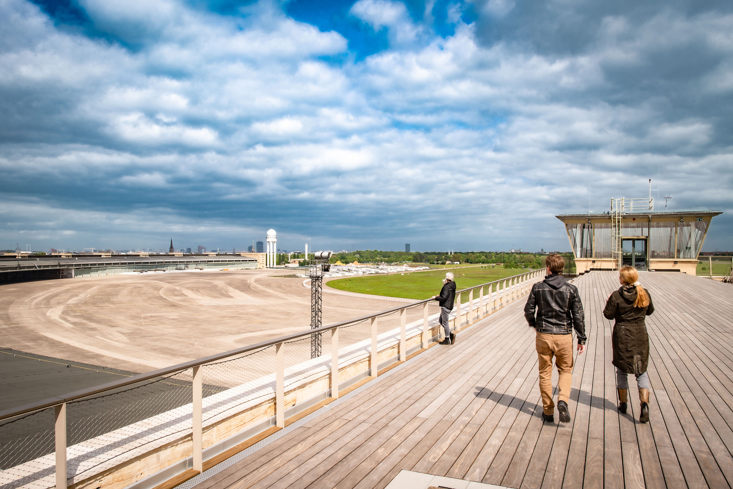 THF Tower - Dachterrasse mit Blick auf Flughafengebäude und Tempelhofer Feld