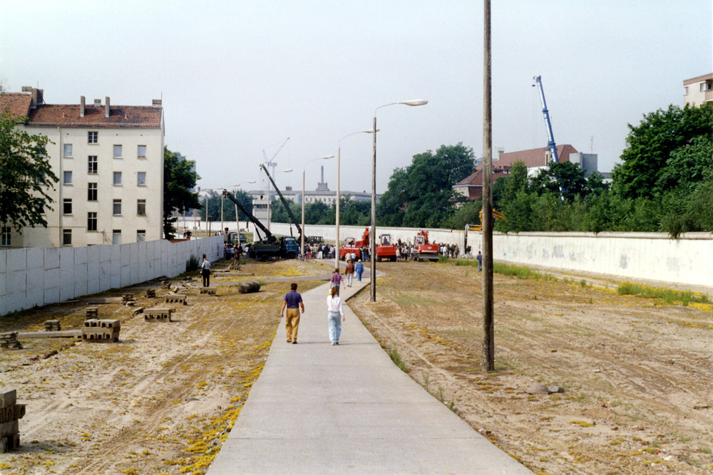 Erste symbolische Abrissarbeiten der Maueranlagen an der Bernauer Straße in Höhe der Ackerstraße im Juni 1990