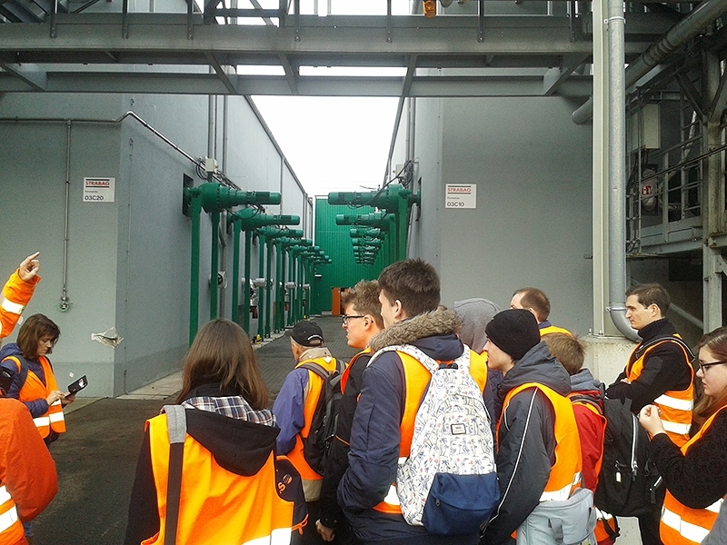Auch andere landeseigene Unternehmen zeigen sich: Besuch eines Biomasseheizkraftwerks der Berliner Stadtreinigung BSR.