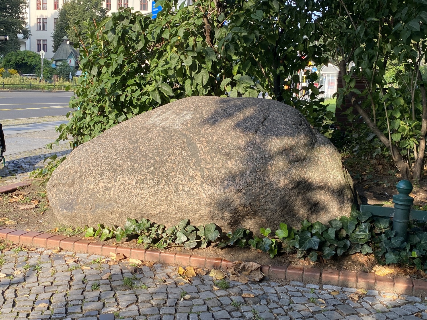 Findling aus Granit am Savignyplatz