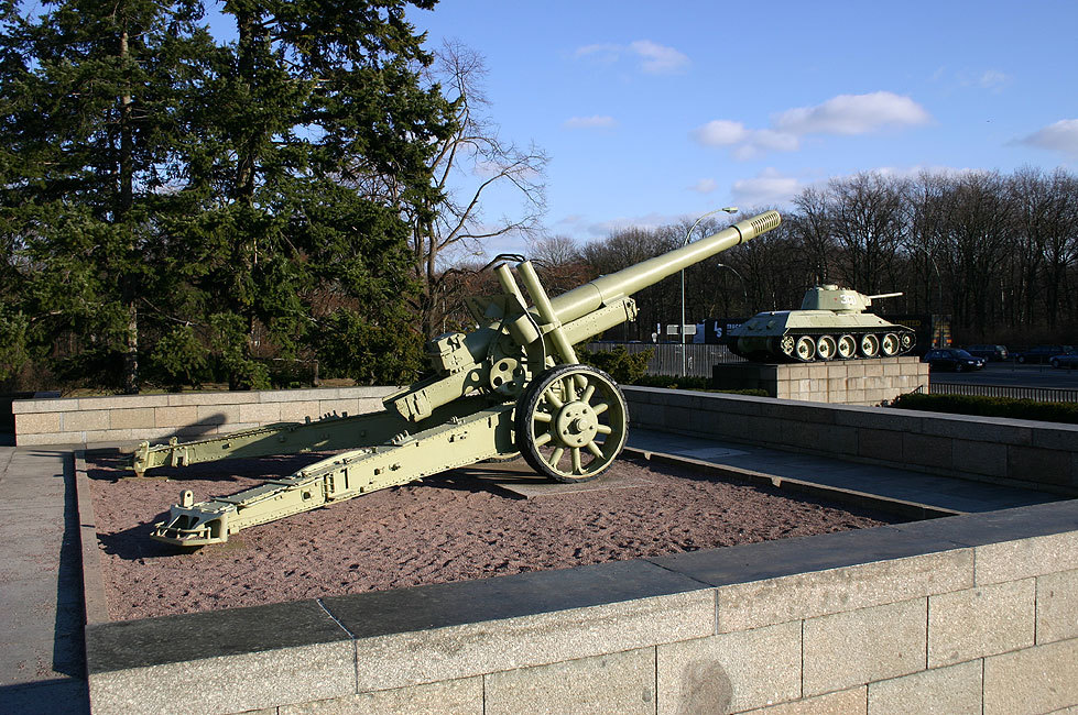 Tiergarten Memorial - Tank and artillery gun