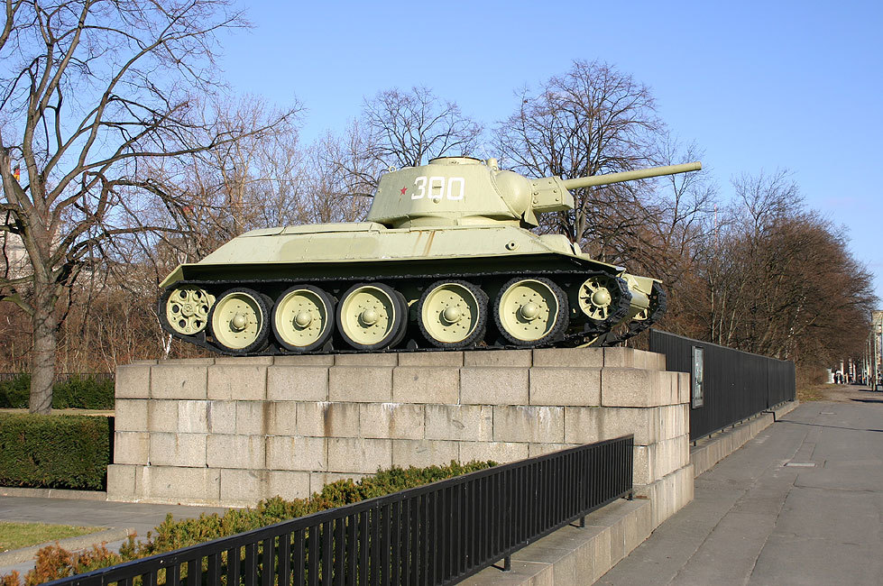 Tiergarten Memorial - Tank