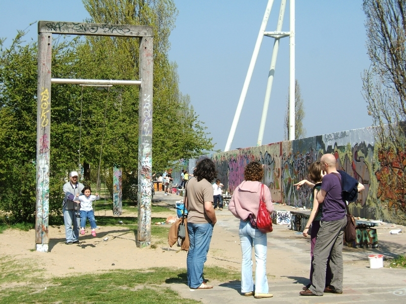 Spielgelegenheit im Mauerpark (an der Mauer zum Friedrich-Ludwig-Jahn-Sportpark).