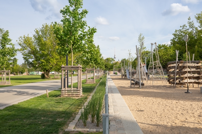 Mauerpark - neuer, im Jahr 2020 eröffneter westlicher Parkteil; Baumpflanzung (Platanenallee) im Randbereich des Spielplatzes.