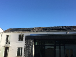 Absorber auf dem Dach des Kitagebäudes