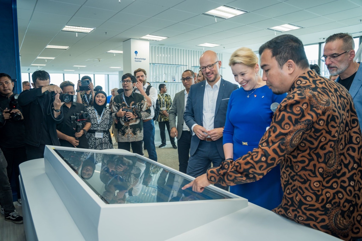 Wirtschaftssenatorin Giffey, IHK-Präsident Stietzel und Berlin Partner CEO Franzke im neu eröffneten Jakarta City Hub