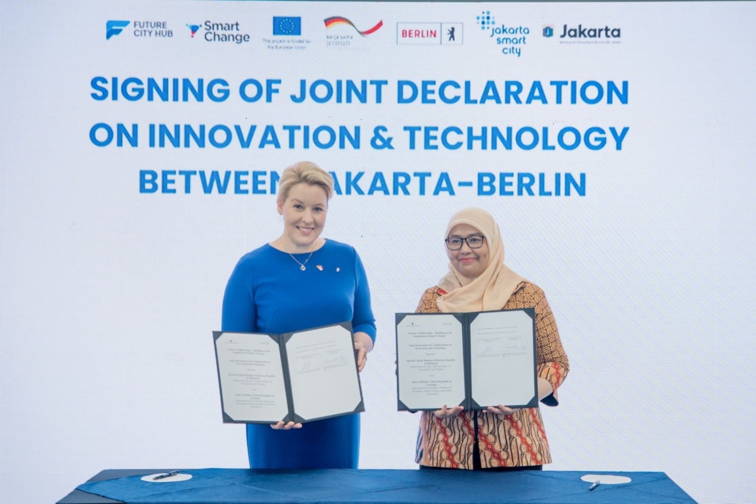 Wirtschaftssenatorin Giffey und Unterstaatssekretärin für Wirtschaft und Finanzen, Dr. Sri Haryati, nach der Unterzeichnung der gemeinsamen Erklärung zur Zusammenarbeit Berlin und Jakartas