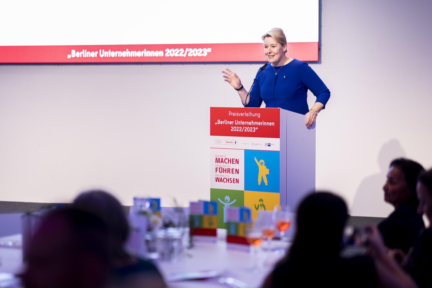 Wirtschaftssenatorin Giffey hält die Eröffnungsrede bei der Preisverleihung Berliner Unternehmerinnen des Jahres (1)