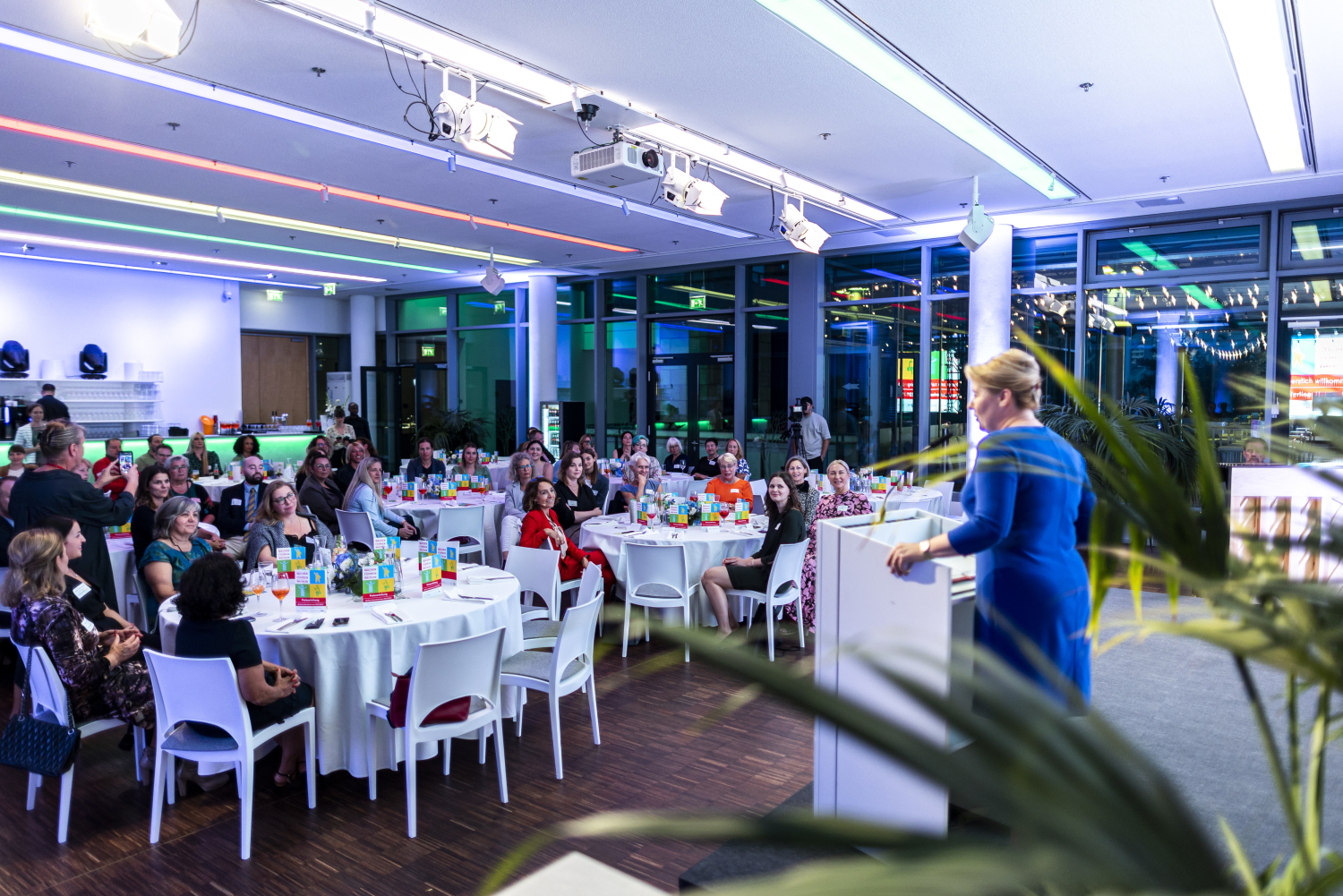 Wirtschaftssenatorin Giffey hält die Eröffnungsrede bei der Preisverleihung Berliner Unternehmerinnen des Jahres (2)