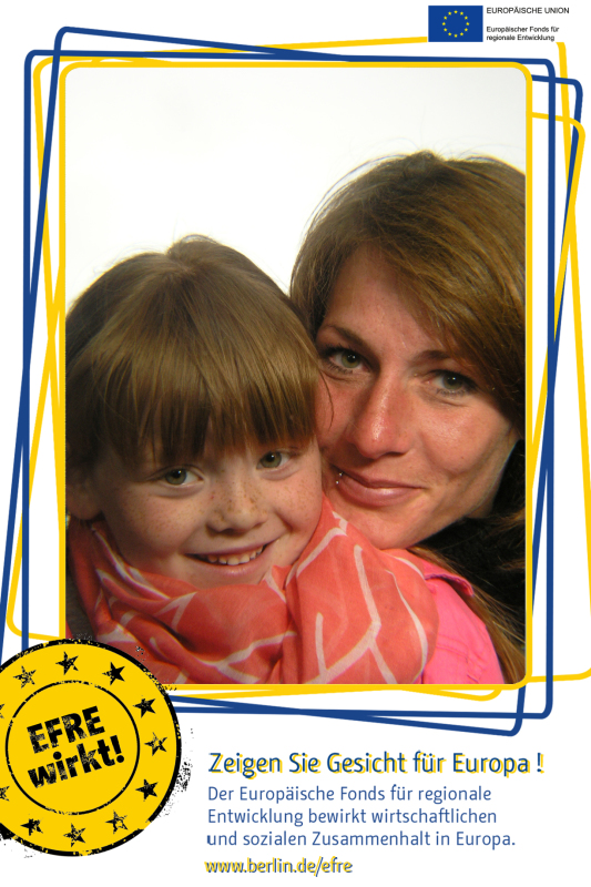 Eine Frau und ein Kind im Fotoboxrahmen EFRE: Zeigen Sie Gesicht für Europa!