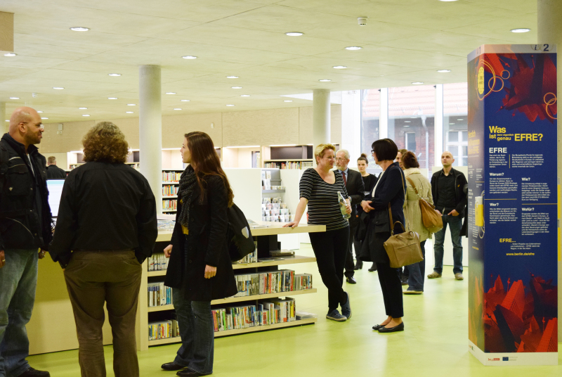 Eröffnung der Mittelpunktbibliothek Treptow mit der EFRE-Infosäule