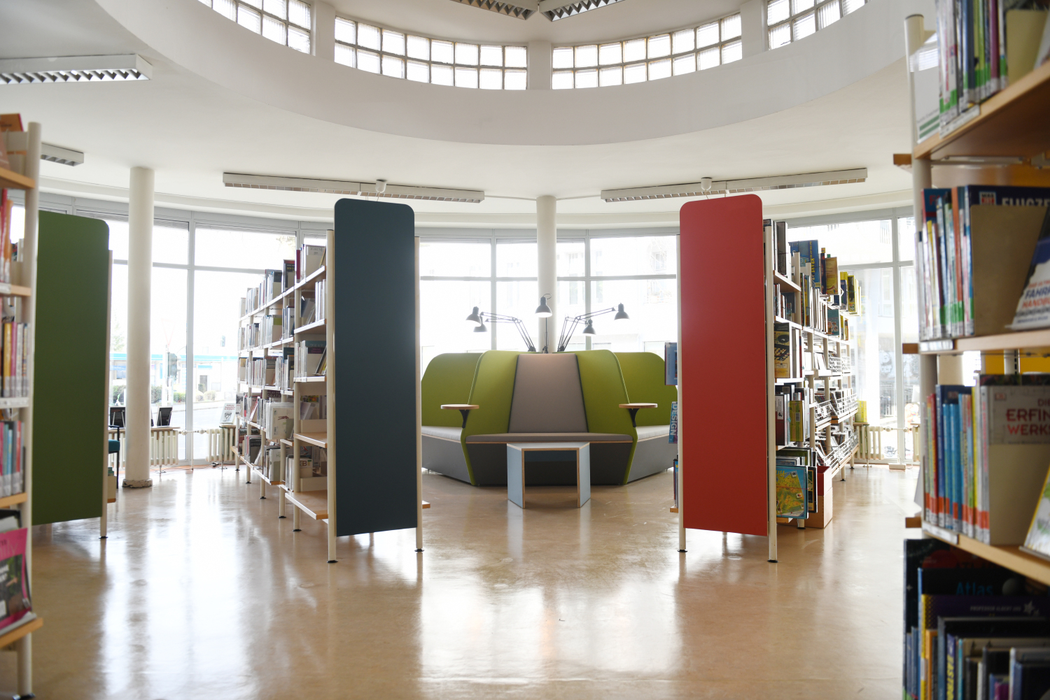 Innenansicht der Bibliothek - Blick auf Rundsofa unter Lichtrotunde